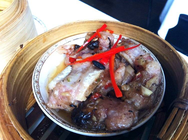 กระดูกหมูตุ๋นเต้าซี่ ที่ ร้านอาหาร Déjà Vu