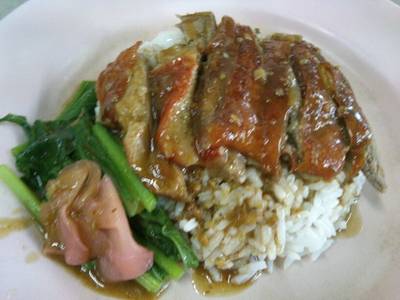 ข้าวหน้าเป็ดย่าง ข้าวมันไก่ ข้าวหมูอบรสชาติเข้มข้น ที่ ร้านอาหาร ง้วนกี่