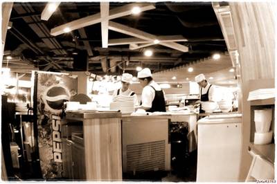 ครัวเปิดโล่งครับ ทำอะไรๆ หรือจะแอบใส่ยาเสน่ห์ เรารู้หมด ที่ ร้านอาหาร Spaghetti Factory Central ลาดพร้าว
