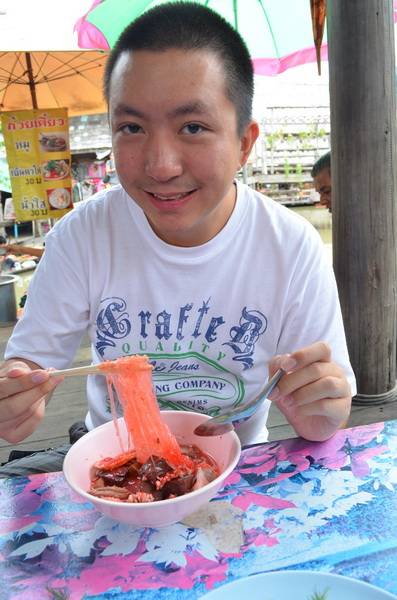 พร้อมกิน ^^ ที่ ร้านอาหาร ก๋วยเตี๋ยว ตลาดน้ำ 4 ภาค
