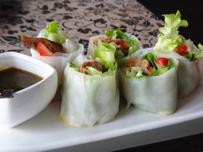 Foie Gras ห่อผัก และสตรอเบอรี่ กินซ๊อสกระเพรา ที่ ร้านอาหาร Peppery Barrel Bistro & Wine bar