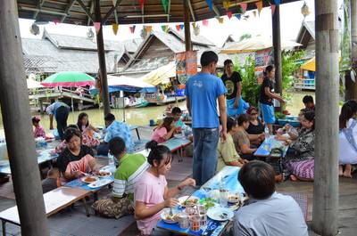 ที่นั่งของร้าน ที่ ร้านอาหาร ก๋วยเตี๋ยว ตลาดน้ำ 4 ภาค