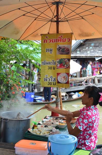 ถึงร้านแล้วว ^^ ที่ ร้านอาหาร ก๋วยเตี๋ยว ตลาดน้ำ 4 ภาค
