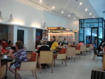 บรรยากาศข้างใน ที่ ร้านอาหาร ห้องอาหาร DMY TSIX5 Hotel พัทยา