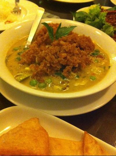 แกงเขียวหวานทูน่าฟูกับโรตีกรอบ ที่ ร้านอาหาร โอรส
