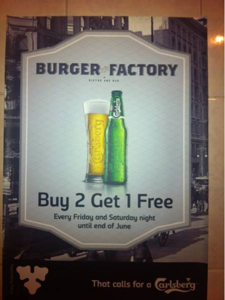เหมือนเบอร์เกอร์และเบียร์เป็นของที่คู่กันได้ดีจริงๆ.  ที่ ร้านอาหาร Burger Factory
