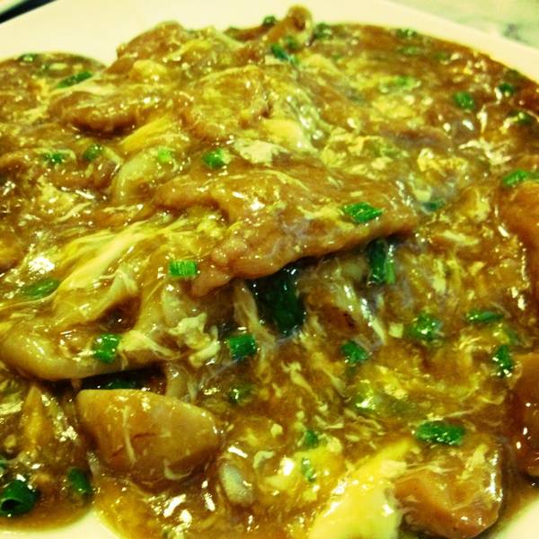 ราดหน้าใส่ไข่ หอมกลิ่นกระทะ ที่ ร้านอาหาร แกรนด์ แสนยอด Central World