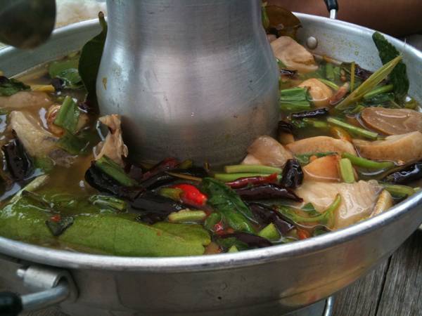 ร้านอาหาร บ้านไม้ริมน้ำ@8ริ้ว