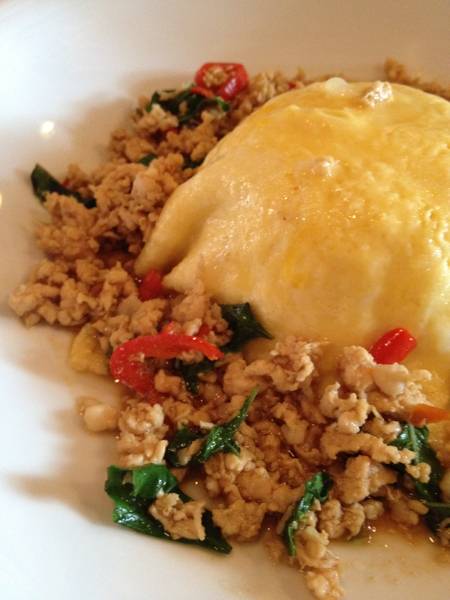 ข้าวไข่ข้นกระเพราไก่ รสชาติกำลังดี ไม่เผ็ดมากคะ ที่ ร้านอาหาร My Cafe The Library