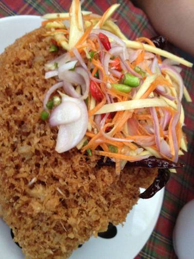 ยำปลาดุกฟู ที่ ร้านอาหาร ไม้เมือง