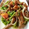 ยำคอหมูทอด ที่ ร้านอาหาร น้องแสตมป์