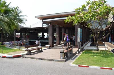 ถึงร้านแล้วว ^^ ที่ ร้านอาหาร มุมอร่อย ศรีราชา