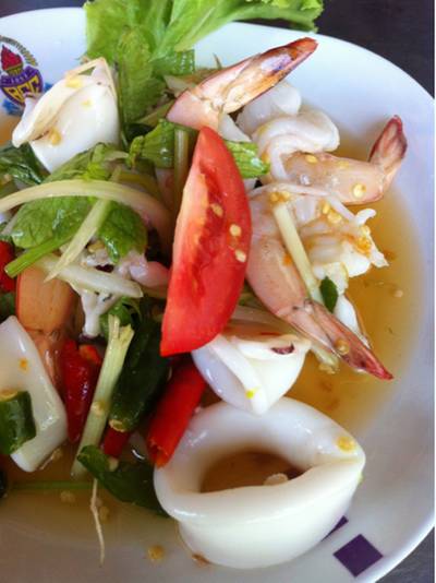 ยำซีฟูด ที่ ร้านอาหาร น้องพิม ริมหาดราไวย์