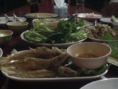 อาหารบนโต๊ะวันนี้ กินฟรีอีกแล้ว ขอบคุณคร๊าบ ที่ ร้านอาหาร ร้านอาหารบางแปซีฟู๊ด