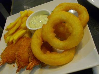 เรียกน้ำย่อยด้วยจานนี้ กุ้งทอด-ออเนียนริ่ง-เฟรนฟราย ที่ ร้านอาหาร Santa Fe' Steak เซ็นทรัลเวิลด์
