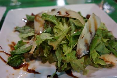 สลัดซอสบัลซามิคชีส อร่อย ที่ ร้านอาหาร Crostini Asiatiaque Asiatiaque