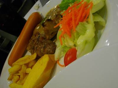 สเต็กเปปเปอร์-ไส้กรอก ที่ ร้านอาหาร Santa Fe' Steak เซ็นทรัลเวิลด์