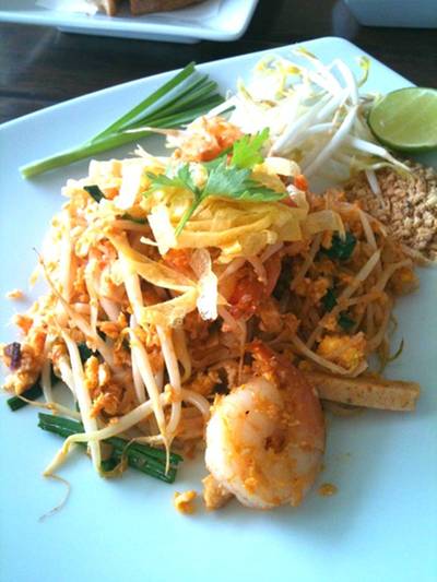 เฝอผัดซอสกุ้ง ที่ ร้านอาหาร Red Basket บองมาเช่