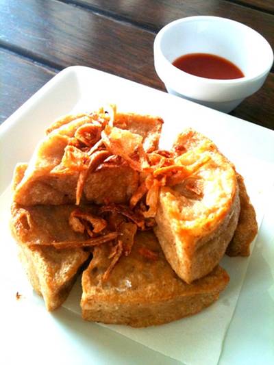 หมูยอทอด ที่ ร้านอาหาร Red Basket บองมาเช่
