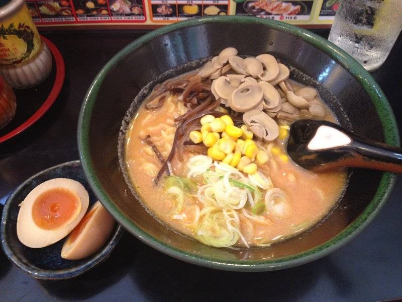 ราเมงอร่อยๆ (ธรรมดาไม่ดีลั้กซ์) เพิ่มไข่ต้มซีอิ๋วอร่อยมากๆค่ะ  ที่ ร้านอาหาร Tomato Noodle