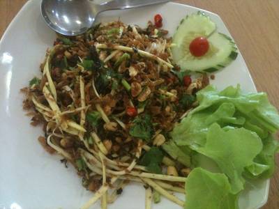 ยำเฟื่องฟู อร่อยนะ จะบอกให้ ที่ ร้านอาหาร Loving Hut เลิฟวิ่งฮัท รามอินทรา 51