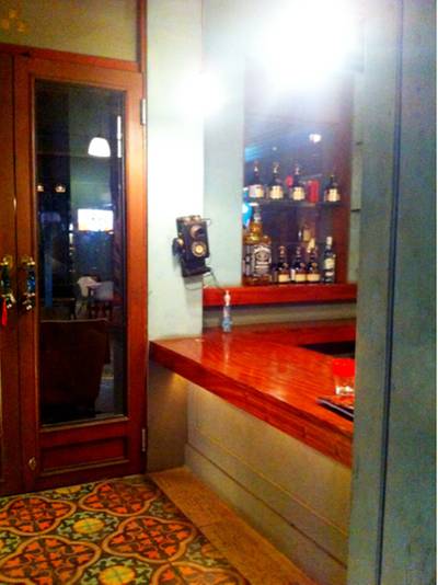 บรรยากาศด้านนอกยามค่ำคืนของ cafe de bangkok ที่ ร้านอาหาร Cafe de bangkok (Groove Room เก่า)