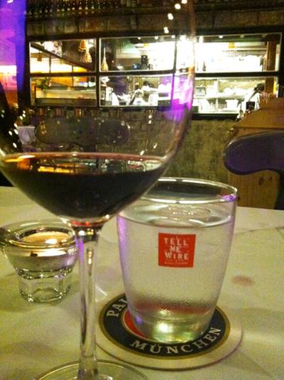 ไวน์แดง ที่ ร้านอาหาร Tell me wine