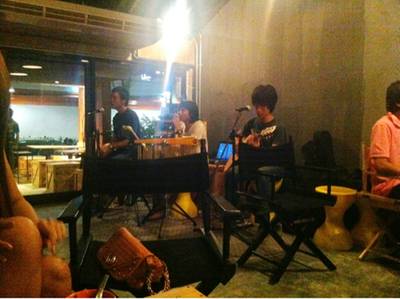 nice band! ที่ ร้านอาหาร In The Box Bar Station nice band! ที่ ร้านอาหาร In The Box Bar Station