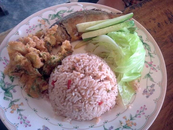 ข้าวผัดน้ำพริกปลาทู ที่ ร้านอาหาร ก๋วยเตี๋ยวตำลึงแม่คิ้ม