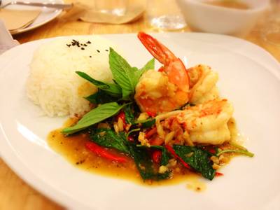 ข้าวกุ้งเดือด สดและตัวใหญ่เนื้อแน่น รสชาติเข้มข้นเหมือนพวกผัดกระเพรา ที่ ร้านอาหาร HAP de NOUS The Promenade