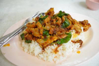 หมูกรอบผัดพริกเผาราดข้าว ^^ ที่ ร้านอาหาร จงรักโภชนา