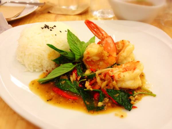 ข้าวกุ้งเดือด สดและตัวใหญ่เนื้อแน่น รสชาติเข้มข้นเหมือนพวกผัดกระเพรา ที่ ร้านอาหาร HAP de NOUS The Promenade