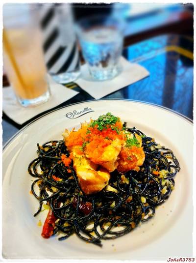 สปาเก็ตตี้เส้นดำกุ้งแม่น้ำเนยกระเทียมครับ อร๊อย อร่อย ที่ ร้านอาหาร Vanilla Brasserie Siam Paragon