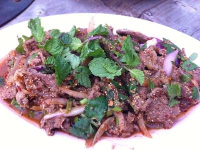 เนื้อนำ้ตกติดมัน  ที่ ร้านอาหาร สุกัญญาหมูไก่หัน