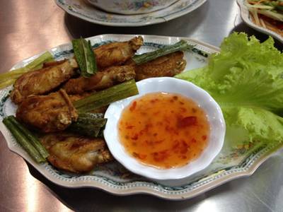 ปีกไก่ทอดคาร์บอม ที่ ร้านอาหาร ลาบ 11 ราชพฤกษ์
