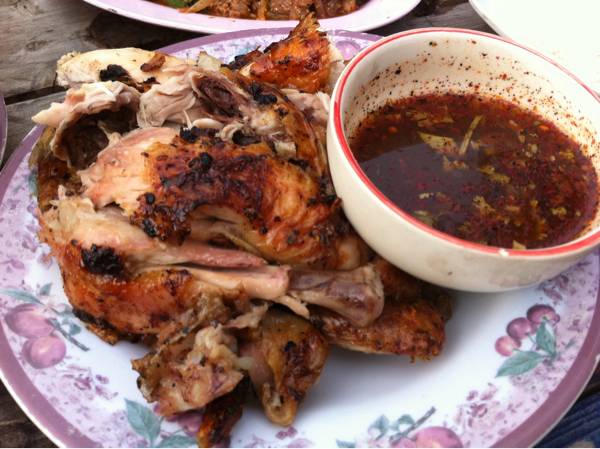 ไก่ย่างพริกไทยดำ นุ่นม๊ากก ที่ ร้านอาหาร สุกัญญาหมูไก่หัน