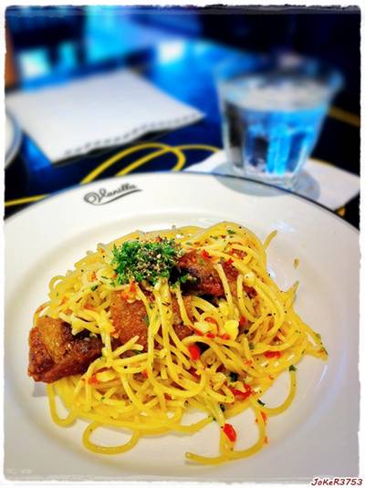สปาเก็ตตี้ผัดกระเทียมพริกแดงขาหมูกรอบครับ นี่ก็อร๊อย อร่อย ที่ ร้านอาหาร Vanilla Brasserie Siam Paragon