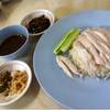 ข้าวมันไก่พร้อมน้ำจิ้มรสเด็ด ที่ ร้านอาหาร ข้าวมันไก่หงส์ฟ้า