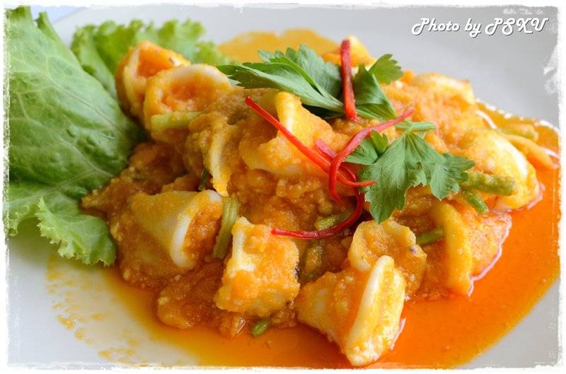 ปลาหมึกผัดไข่เค็ม 220 บาท ที่ ร้านอาหาร Anna & Charlie's Cafe