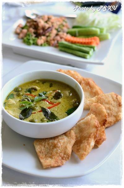 แกงเขียวหวานหมูโรตี 165 บาท  ที่ ร้านอาหาร Anna & Charlie's Cafe
