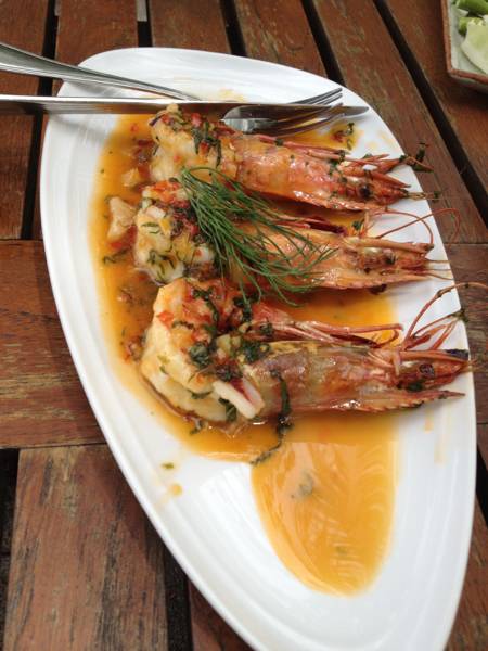 กุ้งสายเสือ เนื้อแน่นๆ คิดราคาตามน้ำหนัก 3 ตัว 690-.  ที่ ร้านอาหาร กันเอง เพียร์