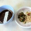 ที่ร้านจะแยกพริกกับขิงไว้ให้ ลูกค้าที่ชอบรสเผ็ดขอเพิ่มได้ฟรี ที่ ร้านอาหาร ข้าวมันไก่หงส์ฟ้า