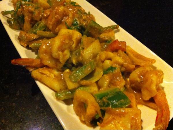 ซีฟู๊ตผัดผงกะหรี่ ที่ ร้านอาหาร ริมทาง ฉลอง