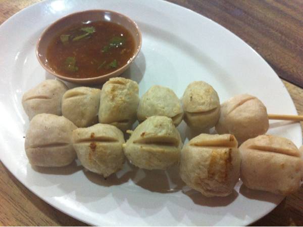 ลูกชิ้นหมูปิ้ง หนึบ หนึบ ที่ ร้านอาหาร ก๋วยเตี๋ยวชากังราว