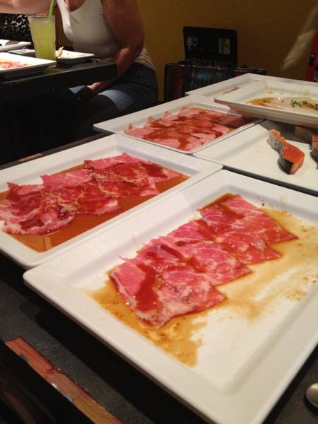เนื้อลาย และกุ้งแม่น้ำที่นี่อร่อยมาก ที่ ร้านอาหาร King Kong Yakiniku Buffet หลังสวน