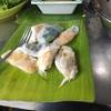 กินทีละชุดแบบนี้ 1 ชุดมี5ตัว ที่ ร้านอาหาร ข้าวเกรียบปากหม้อ ท่าเรือ