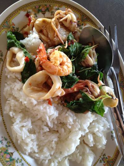 กระเพราทะเลไข่ดาว ที่ ร้านอาหาร แพวัดแหลม กระเพราทะเลไข่ดาว ที่ ร้านอาหาร แพวัดแหลม
