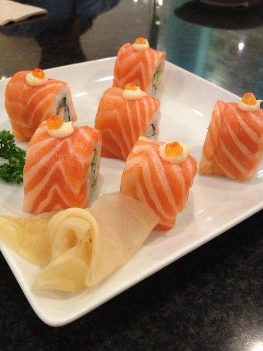 alaska salmon roll is my fav dish ที่ ร้านอาหาร ฟูจิ เซ็นทรัลปิ่นเกล้า