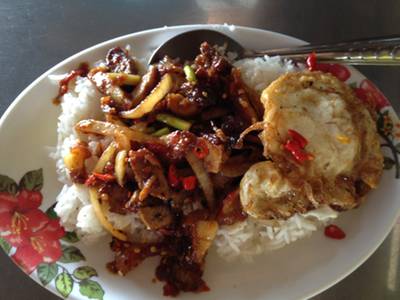 พริกเผาหมูกรอบ ที่ ร้านอาหาร แพวัดแหลม พริกเผาหมูกรอบ ที่ ร้านอาหาร แพวัดแหลม
