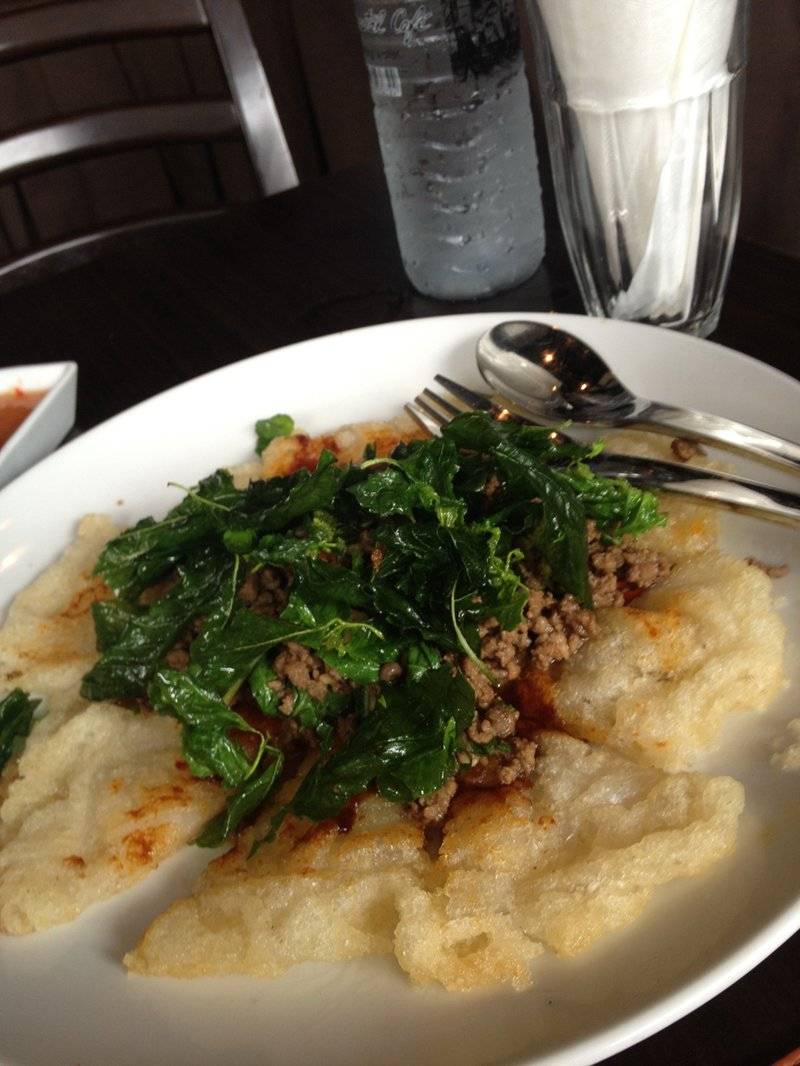 ก๋วยเตี๋ยวกรอบกระเพราเนื้อ ที่ ร้านอาหาร Crystal Café